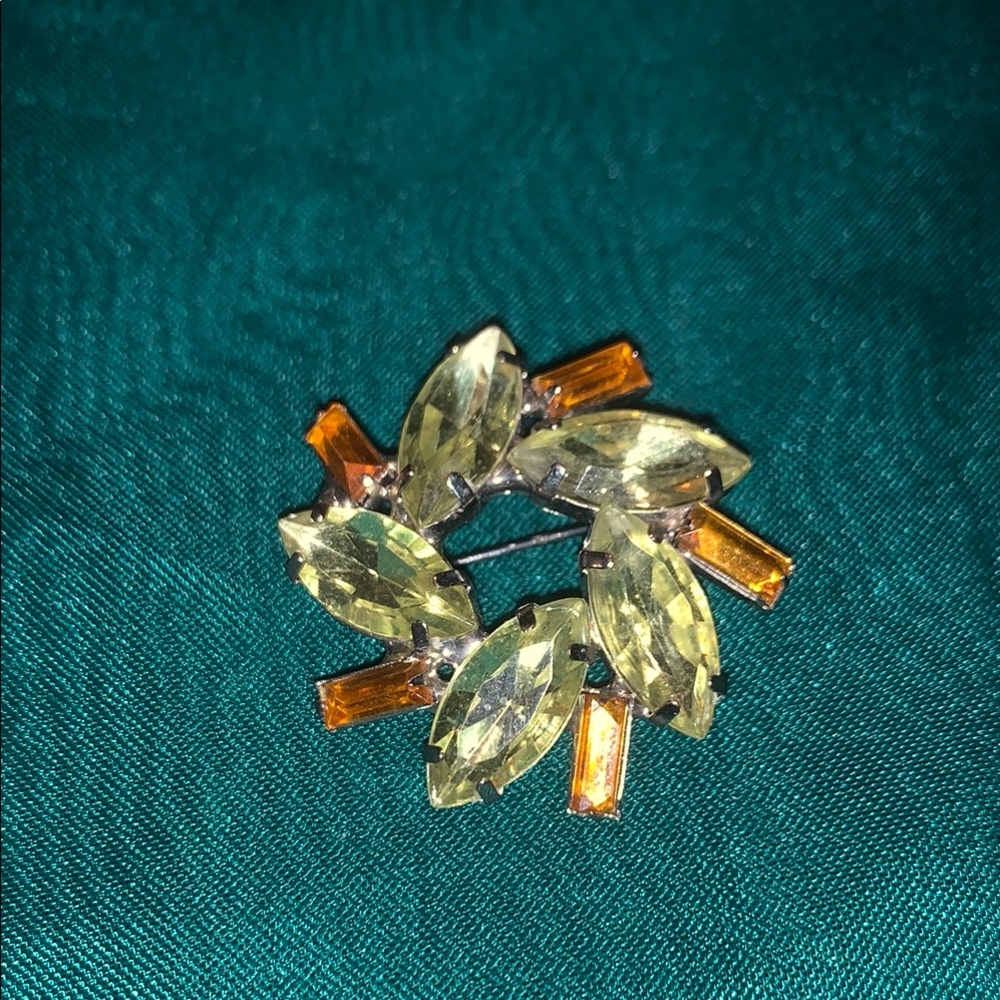 Vintage wreath Brooch